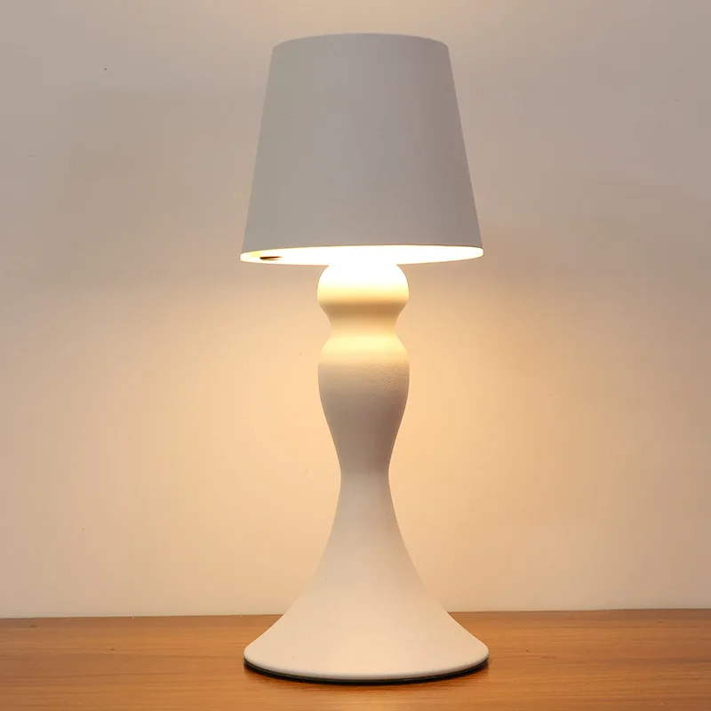 Современная светодиодная настольная лампа Nordic с батарейным питанием, прикроватная тумбочка для спальни, рабочий стол с сенсорным затемнением, металлическая декоративная беспроводная настольная лампа